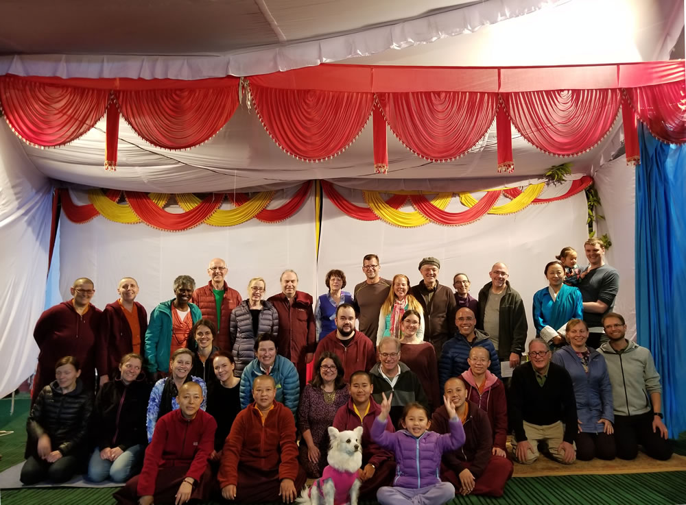 Jets&uuml;n Dechen Paldr&ouml;n, Kunda Britton Bosarge, Dungse Rinpoche and Jets&uuml;n Rinpoche gather for a photo with members of Western sangha
