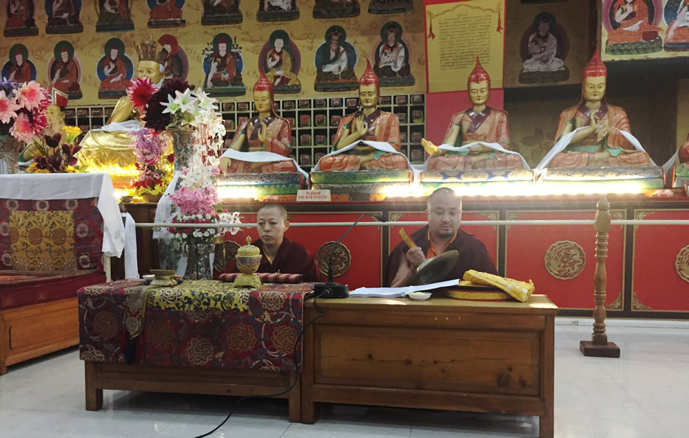 Umdze Venerable Sonam Topgyal la and Anila Tsultrim Dechen leada session of group practice